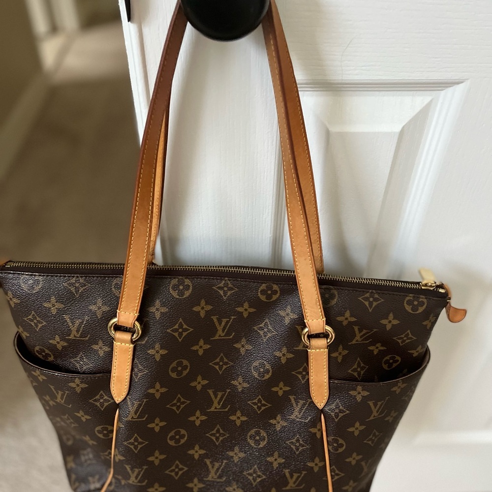 Louis Vuitton Totally MM Monogram Tote - Picture 3 of 16